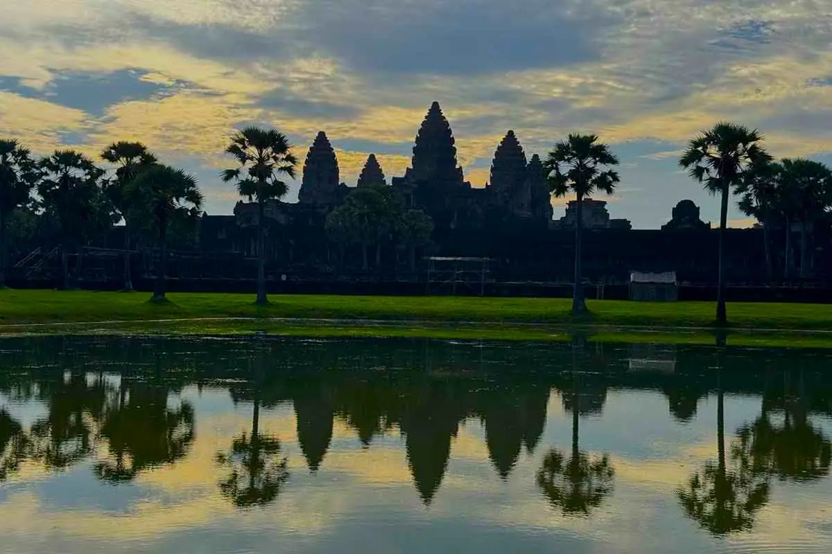 One day tour Itinerary: sunrise over Angkor Wat , Bayon, Taprom temples